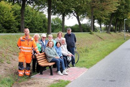 Bauhofmitarbeiter Frederik Tamm (lks.) mit den Mitgliedern des Seniorenbeirates sowie die stellvertretende Vorsitzende Gabriele Weber und Günter Schulz (v. lks.).