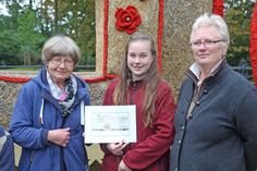 Angelika Hörr, Delila Kolz und Alexandra Klostermann (v.l) bei der Scheckübergabe