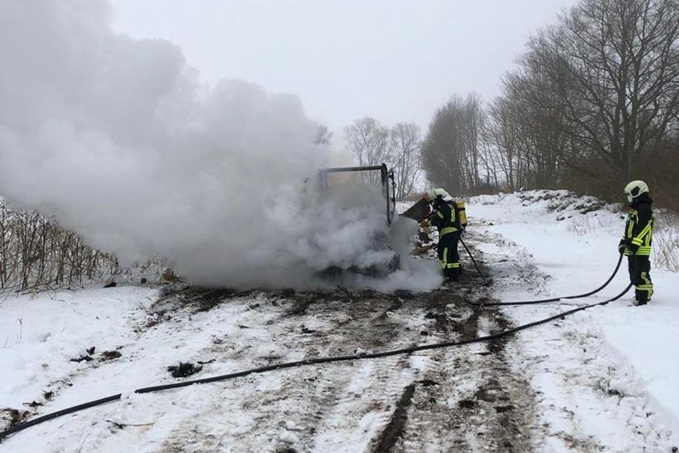 Der Fahrer der Arbeitsmaschine konnte sich rechtzeitig in Sicherheit bringen.