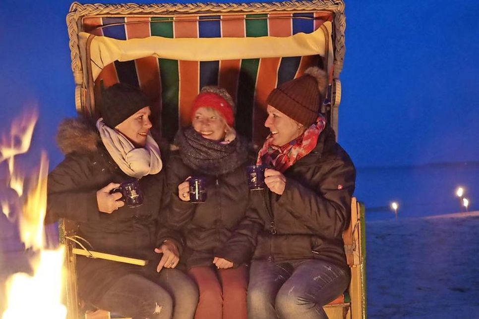 Nach der winterlichen Strandwanderung warten heiße Getränke zum Aufwärmen.