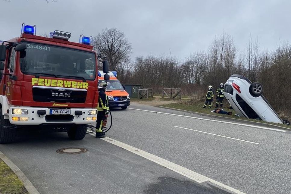 Die Freiwillige Feuerwehr Grömitz war mit 12 Einsatzkräften vor Ort, stellte den Brandschutz sicher und nahm austretende Betriebsstoffe auf.