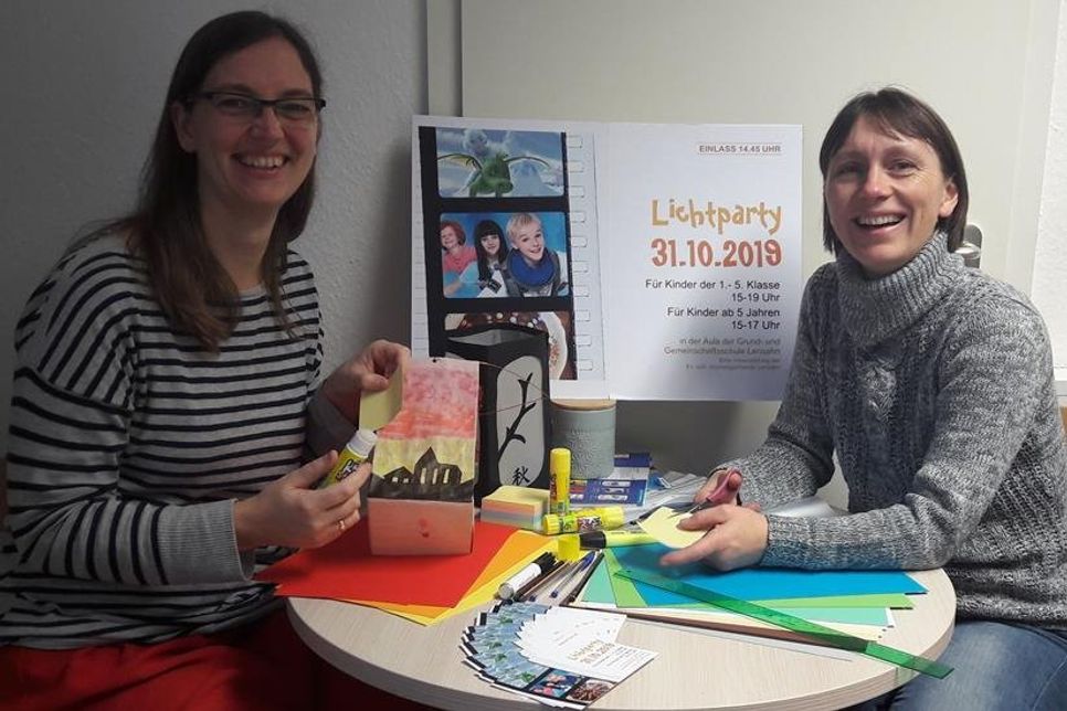 Ulrike Rasch (Jugenddiakonin) und Petra Sander mit einigen Zuschnitten für Laternen (v. lks.).