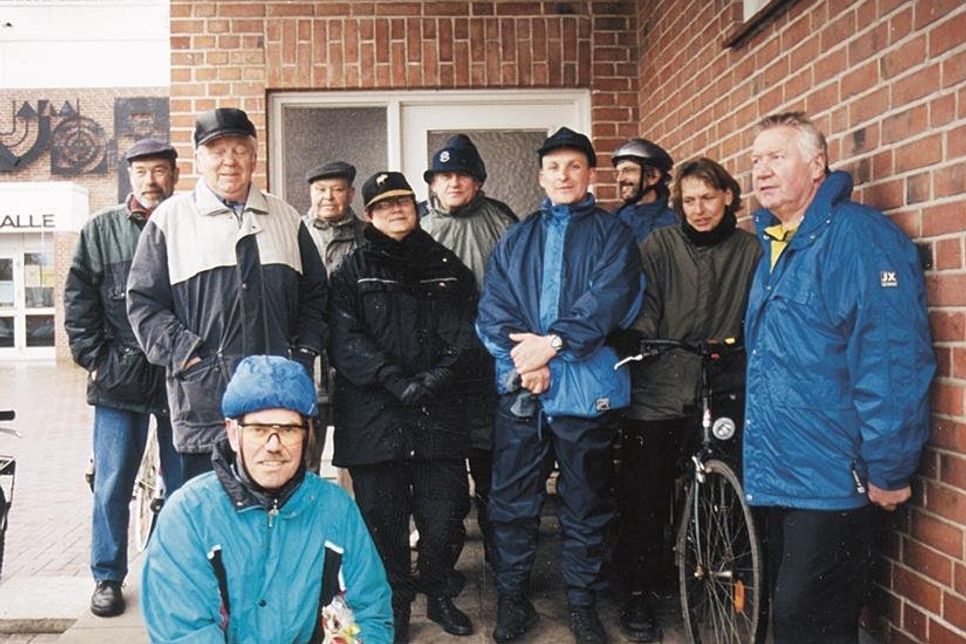 Rückblick: Sturm und Regen machten den Freizeitradlern bei der Premieren-Fahrt 2002 unter der Leitung von Reinhard Bendfeldt (vorne) nichts aus.