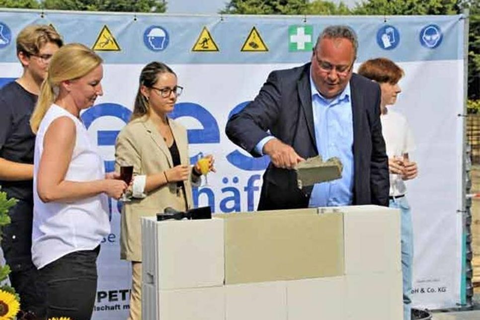 Die Zeitkapsel wird im Hohlraum mit Beton verfüllt.