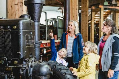 Im Schleswig-Holsteinischen Landwirtschaftsmuseum mit seiner Sammlung an Traktoren und Dreschmaschinen der 1930er bis 1970er Jahre beginnt der Museums-Ausflug an die Westküste, zu der sich das Dorf- und Schulmuseum Schönwalde am 25. September aufmacht.