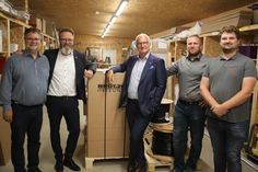 Während der Betriebsbesichtigung: Andreas Mau, Wirtschaftsminister Claus Ruhe Madesen, Präsident der Handwerkskammer Lübeck Ralf Stamer, Heinrich Hopp und Tristan Mau (v. lks.).