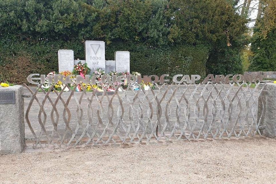 Der Ehrenfriedhof Cap Arcona befindet sich am Strand unterhalb der Schön Klinik in Neustadt.