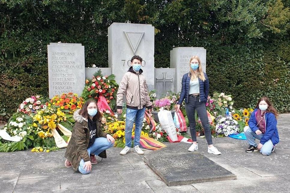 Vertreter des Kinder- und Jugendparlaments der Stadt Neustadt gedenken dem Untergang der Cap Arcona am 3. Mai 1945 in der Neustädter Bucht.