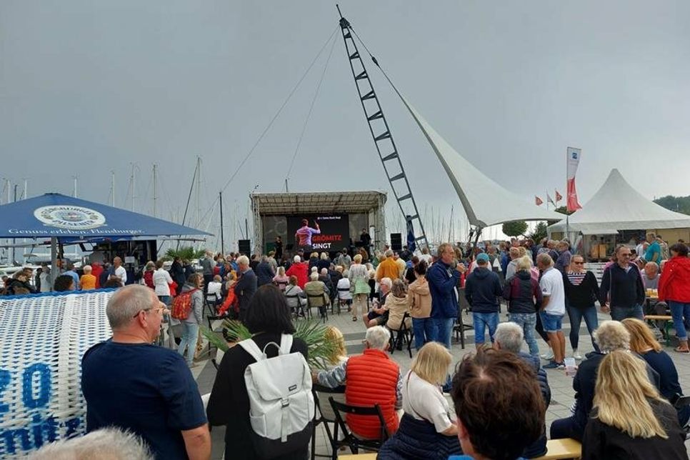 Grömitz. Bestes Wetter, jede Menge Livemusik, dazu kühle Getränke sowie Leckereien vom Grill und aus dem Meer: Das Yachthafenfest am vergangenen Samstag und Sonntag lockte wieder Jung und Alt an die Wasserkante und vor die Bühne. Ganz besonders voll wurde es am Samstag im Rahmen von „Grömitz singt“. Musiker Sören Schröder brachte die versammelten Besucher wieder erfolgreich dazu, gemeinsam Charts, Oldies und Evergreens mitzusingen und so zu einem großen Chor zu verschmelzen. (ab)
