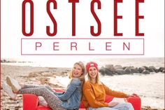 Gesche Muchow (lks.) und Kristina Kolbe nehmen in ihrem Podcast die Kleinstadt und klassische Ostsee-Themen unter die Lupe. Gossip garantiert!