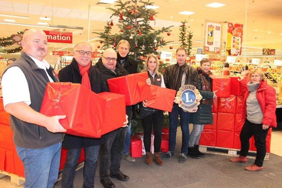 Übergabe der Pakete im Rewe-Markt in der Sierksdorfer Straße.
