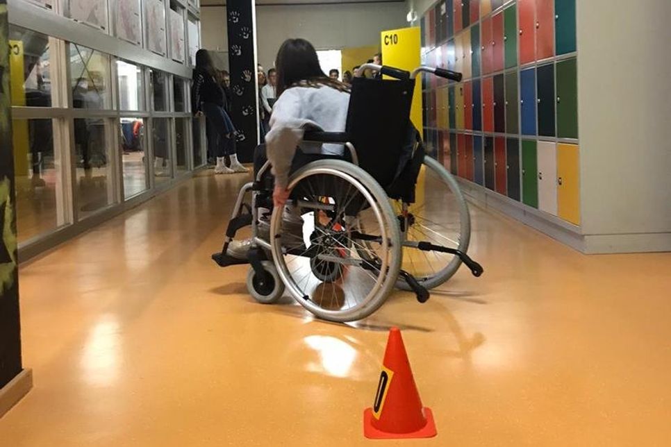 Die Schüler durften einen kleinen Slalom-Parkour mit dem Rollstuhl bewältigen.