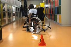 Die Schüler durften einen kleinen Slalom-Parkour mit dem Rollstuhl bewältigen.