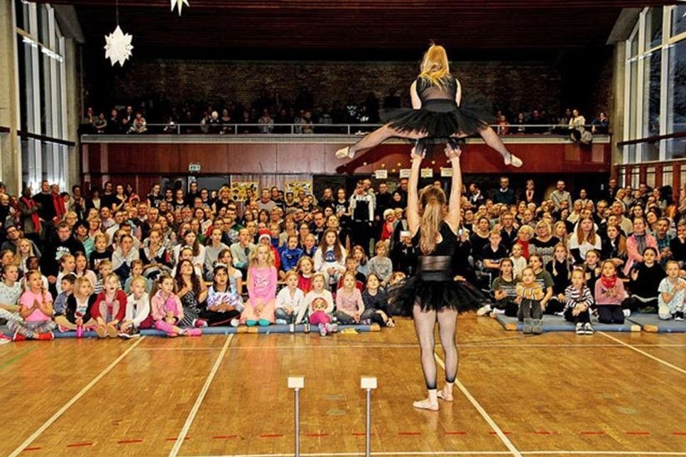 Ilsa & Lotta vom SC Gut Heil Neumünster mit tänzerischer Akrobatic