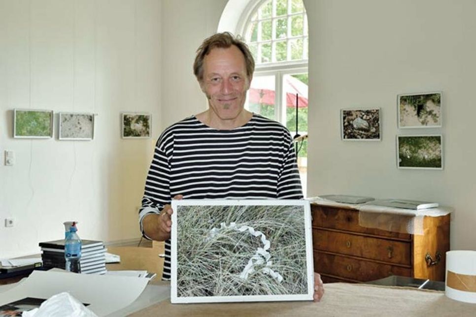 Fotograf janKB hat den Fokus auf das gesetzt, was eigentlich nicht durch die Landschaft fliegen sollte: durch Müll entstehen seine eigenwilligen Stillleben.