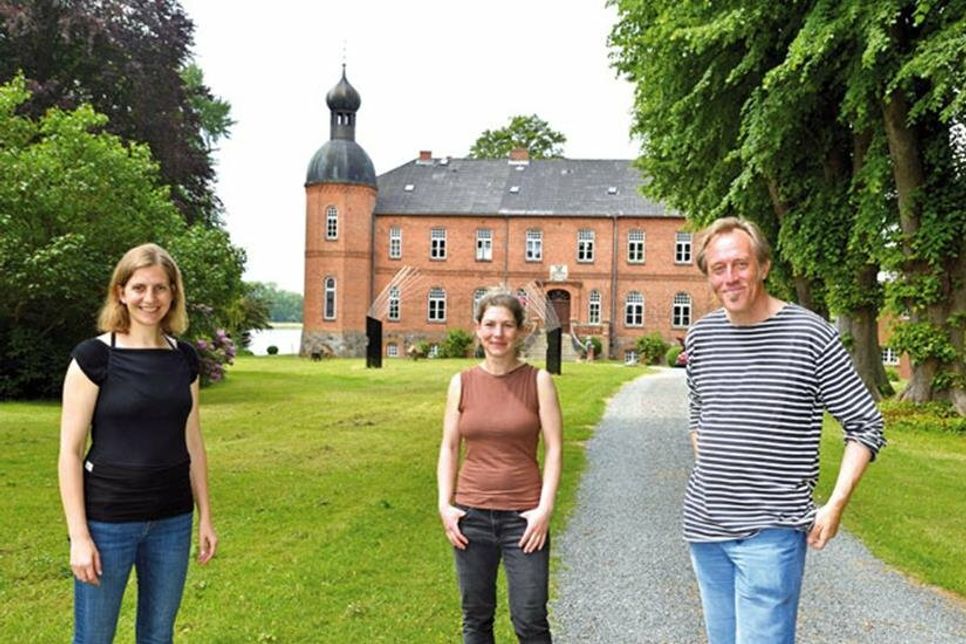 Kuratorin Angeline Schube-Focke und die freien Fotografen Annabelle Fürstenau und janKB laden zur Ausstellungseröffnung Sichten ein, die mit der Einweihung der Skulpturen von Jan Koblasa den Seeweg mit einschließt, und freuen sich auf zahlreiche Besucher.