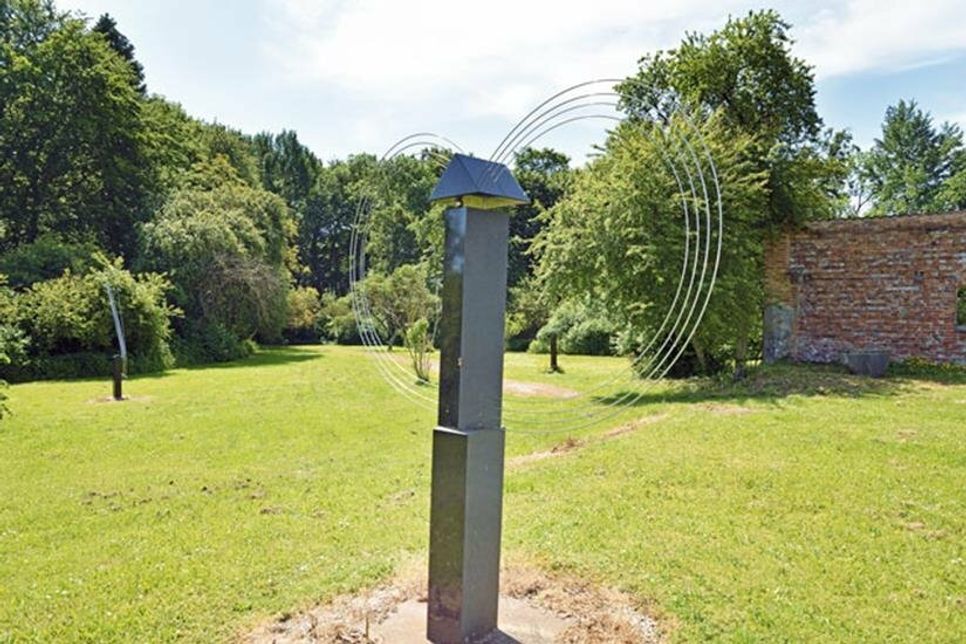 Auch Skulpturen von Bernhard Lehmann stehen im Park und am Seeweg.