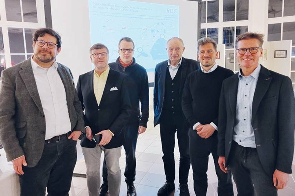 Michael Stödter, Verkehrswendebeauftragter der Stadt Lübeck (v.li.), Bürgermeister Sven Partheil-Böhnke, Stefan Barkleit (Pro Bahn), Rechtsanwalt Prof. Dr. Ulrich Ramsauer, Julian Rönsch (Norddeutsche Eisenbahn Niebüll GmbH) und Tourismuschef Joachim Nitz kämpfen  für den Erhalt der Bäderbahn.