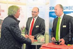Sind vielen Besuchern der Gogenkrog-Messe bekannt: Ulf Rademann (2. v. lks.) ZVO Energie GmbH und Axel Path, ZVO Entsorgung GmbH.