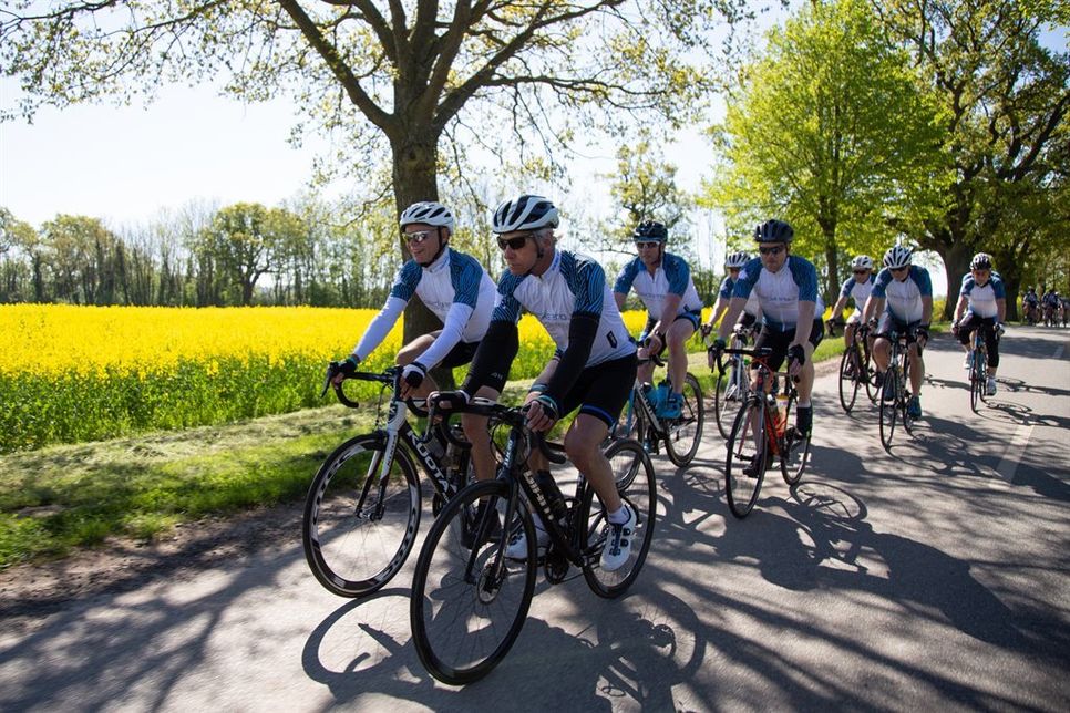 Vom 4. bis 12. Mai gibt es wieder Trainingseinheiten zwischen gelben Rapsfeldern und blauer Ostsee für Freizeit-Rennradsportler.