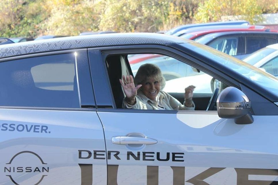 Mutter und „Seele des Betriebes“ Karin Hagen musste coronabedingt die Veranstaltung aus dem Auto heraus verfolgen.