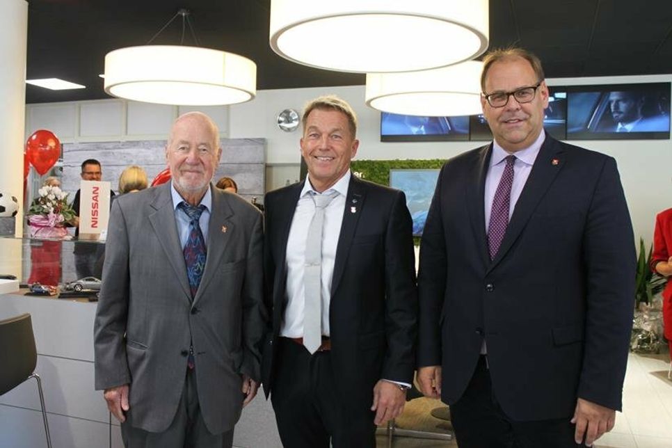 Bürgervorsteher Sönke Sela (lks.) und Bürgermeister Mirko Spieckermann (re.) gehörten zu den ersten Gratulanten.