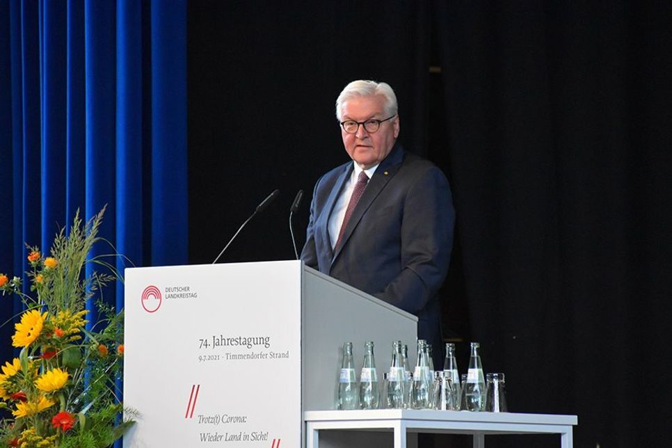 Bundespräsident Frank-Walter Steinmeier (SPD) bei seiner Rede auf der 74. Jahrestagung des Deutschen Landkreistages in Timmendorfer Strand.