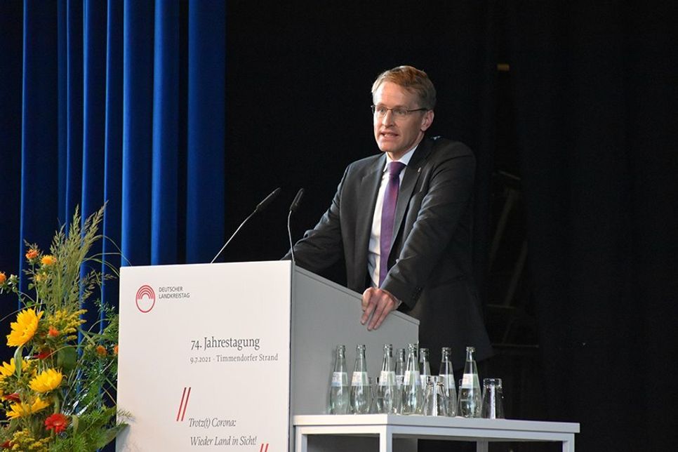 Schleswig-Holsteins Ministerpräsident Daniel Günther (CDU) bei seiner Rede im Großen Saal des Maritim Seehotels in Timmendorfer Strand.