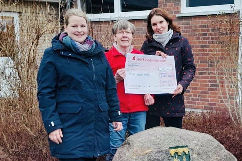 Alkje Kohlsaat (AKF), Ingrid Graaf (DRK) und Julia Krönke (AKF) (v. lks.) bei der Scheckübergabe.