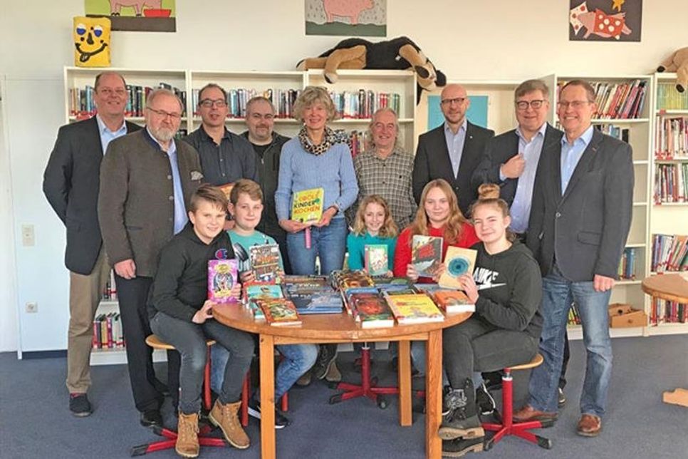 Dank der Spende des Lions Clubs Eutin über 500 Euro konnte sich die Bücherei der Wilhelm-Wisser-Schule in Hutzfeld rund 50 neue Bücher leisten.