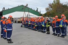 Alle angetretenen Jugendfeuerwehrmitglieder hatten ihre Prüfung bestanden und freuten sich über ihre Abzeichen.