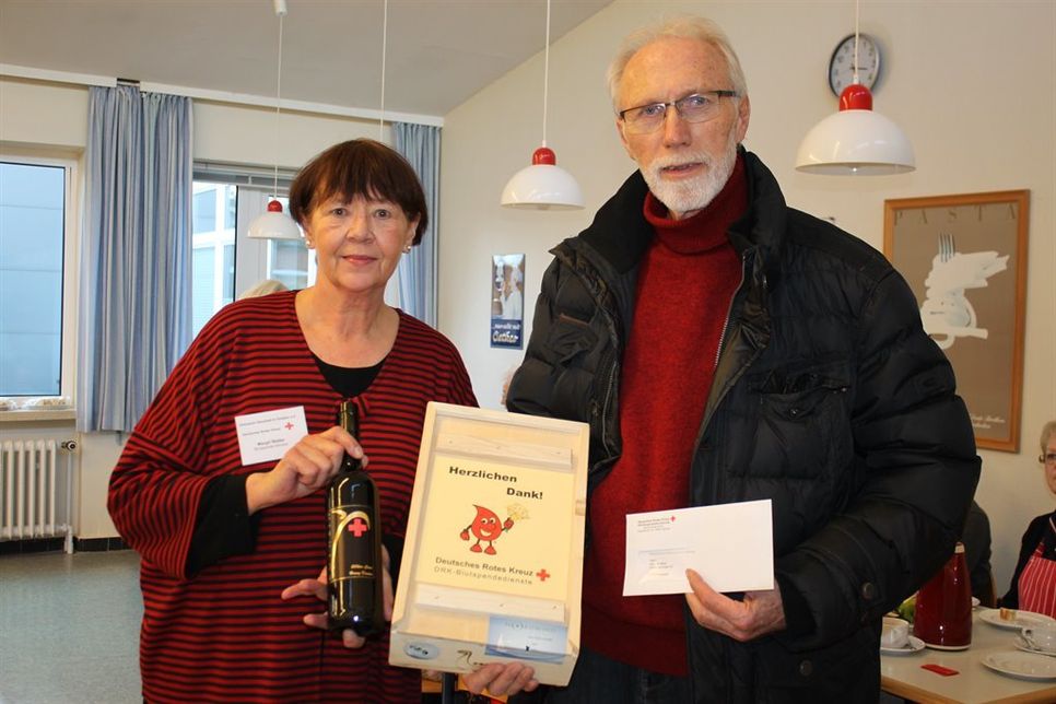 Margit Walter vom Neustädter DRK-Blutspendeteam gratulierte Günther Meier zur 150. Blutspende.