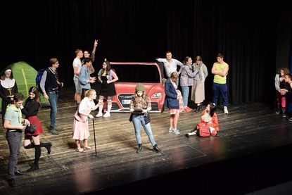 Schüler der zehnten bis zwölften Klasse des Theaterensembles des Küstengymnasiums.