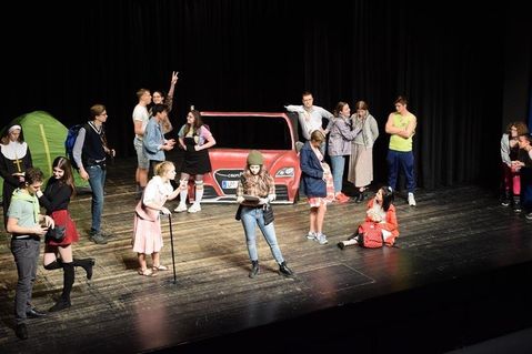 Schüler der zehnten bis zwölften Klasse des Theaterensembles des Küstengymnasiums.