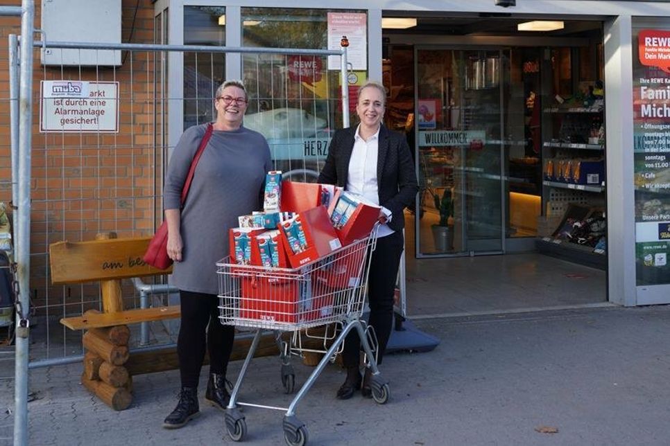 Antje Michalski (re.) vom Rewe-Markt im Sandberger Weg übergibt 100 Liter Kinderpunsch an Gunde Wedemeier vom Schulelternbeirat des Küstengymnasiums.