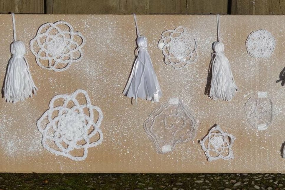 Viele weiße gehäkelte, gestrickte oder gestickte Wollteile werden benötigt.