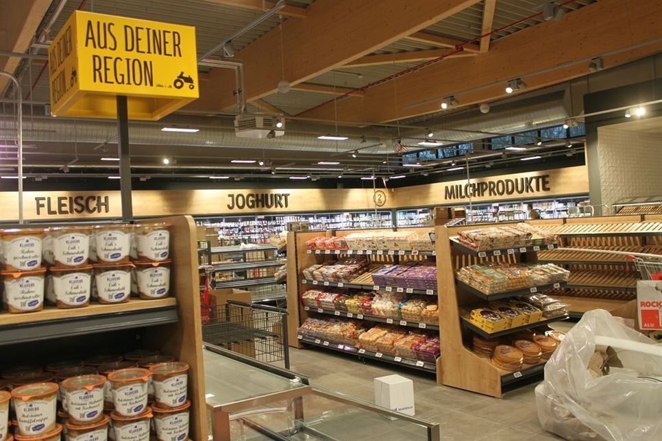 Der neue Rewe-Markt ist klar und übersichtlich strukturiert mit unzähligen Artikeln aus der Region.