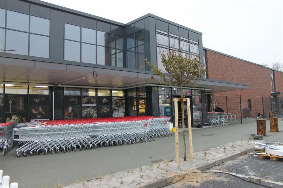 Hafenpoller, Dünensand aus Dänemark und Dünengras lassen maritimes Flair bereits auf dem Parkplatz aufkommen.