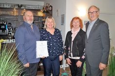 Die Jubilare Tina und Uwe Becker, Gemeinschaftsleiterin Brita Witt und Landesvorsitzender Bernd Heuer (v. lks.).