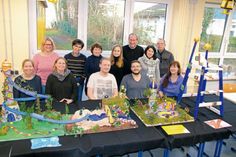 Tamara Albrecht, Britta Grage, Kai Klose, Sarah Kölling, Galina König, Katrin Korzanowski, Verena Krause, Justine Mangels, Lea Müller, Jasmin Neumann-Panzlaff, Michael Schäfer, Marvin Schulze begeisterten ihren Lehrer Henning Looft mit gelungenen Dioramen.