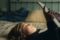 Auch im Kreis Ostholstein ist der Medienkonsum von Kindern zu hoch. Fast jedes zweite Kind in Schleswig-Holstein zwischen vier und sechs Jahren verbringt zu viel Zeit vor dem Bildschirm. Ein zu hoher und unbegleiteter Medienkonsum kann der Gesundheit schaden. Foto: AOK/Colourbox/hfr.