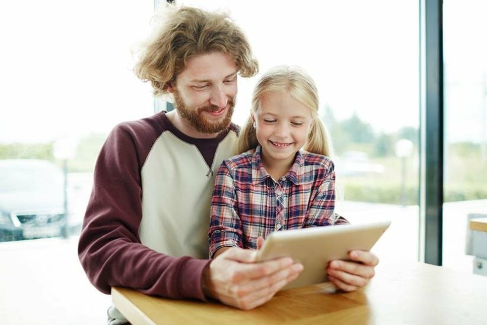 „Schau hin!“ möchte Eltern und deren Kinder für das Thema ‘Medienkonsum‘ sensibilisieren und medienstark machen. Es ist eine gemeinsame Initiative des Bundesministeriums für Familie, Senioren, Frauen und Jugend, der beiden öffentlich-rechtlichen Sender Das Erste und ZDF sowie der AOK. Foto: AOK/Colourbox/hfr.