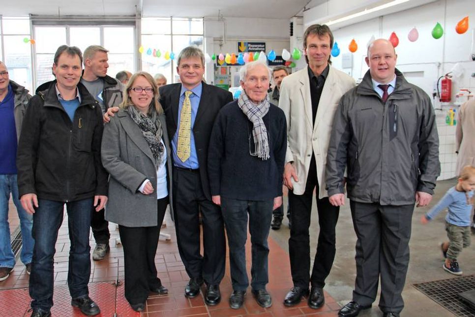 Zahlreiche Gäste kamen am Samstag, um zu gratulieren, unter ihnen der stellvertretende Obermeister der Kfz-Innung Oldenburg Stefan Dröse und die Geschäftsführerin der Kreishandwerkerschaft Ostholstein Tanja Schatkomski mit Dirk Markmann, Johannes Schnoor, Christian Schnoor sowie Obermeister Björn Bigga (v. lks.).