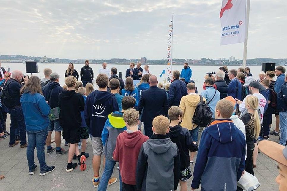 Eine Abordnung der OGT-Segelgilde hat im Rahmen der Kieler Woche am Schüler-Cup teilgenommen und den bekannten Segler Boris Herrmann sowie Ministerpräsident Daniel Günther getroffen.