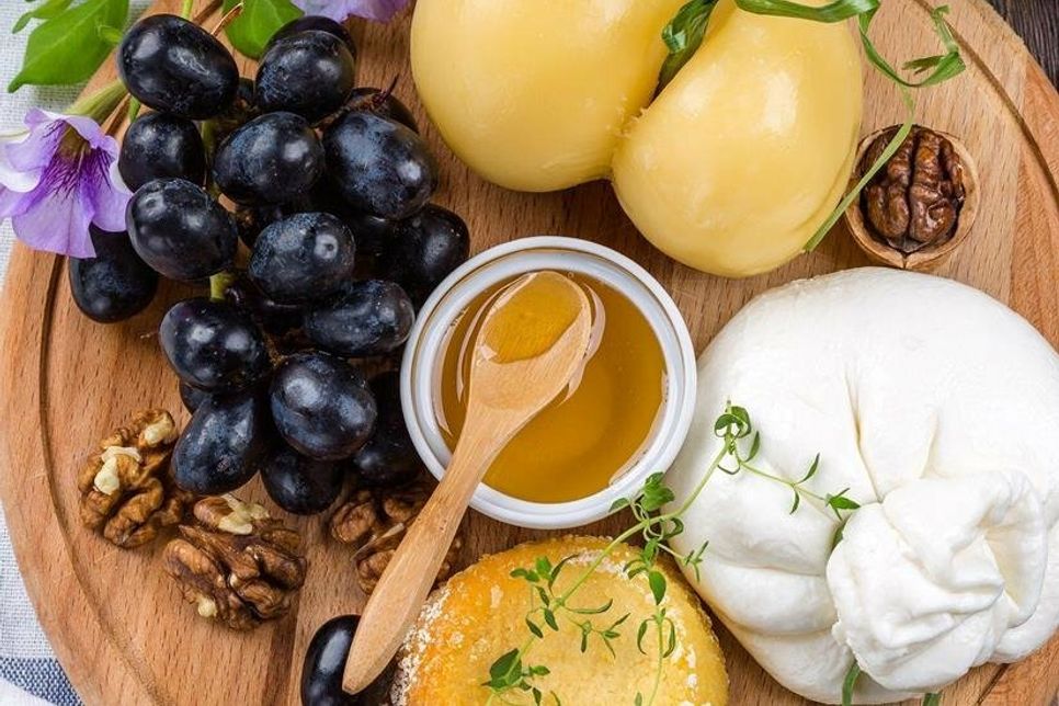 Burrata darf auf der Käseplatte nicht fehlen.