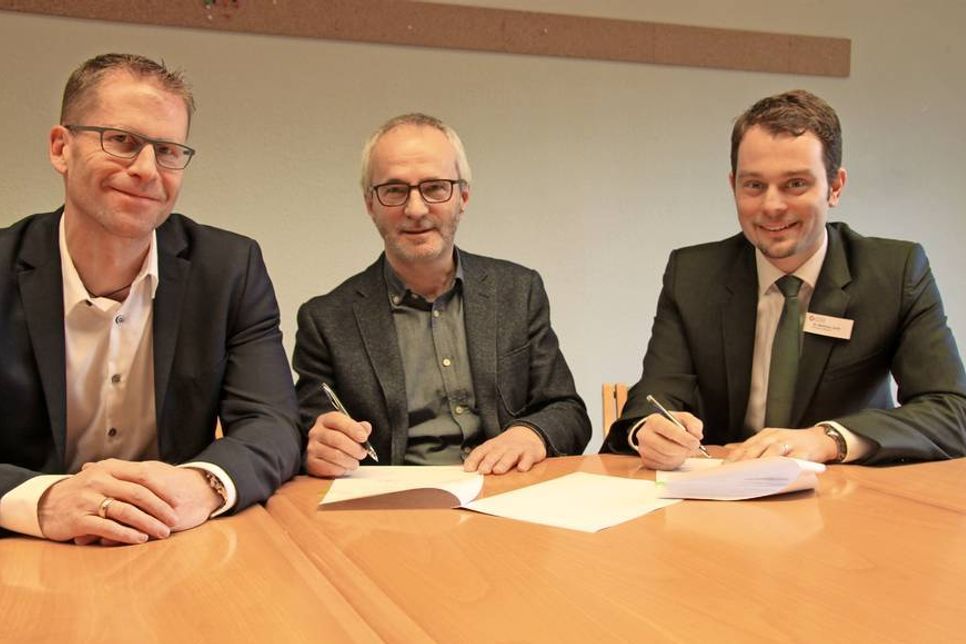 Geschäftsführer der Schön Klinik Neustadt Dr. Matthias Janta, Leiter des Ameos Institut Nord Heino Esmann und Krankenhausdirektor der Ameos Klinika Holstein Andreas Tüting (v. lks.) bei der Unterzeichnung des Kooperationsvertrages.