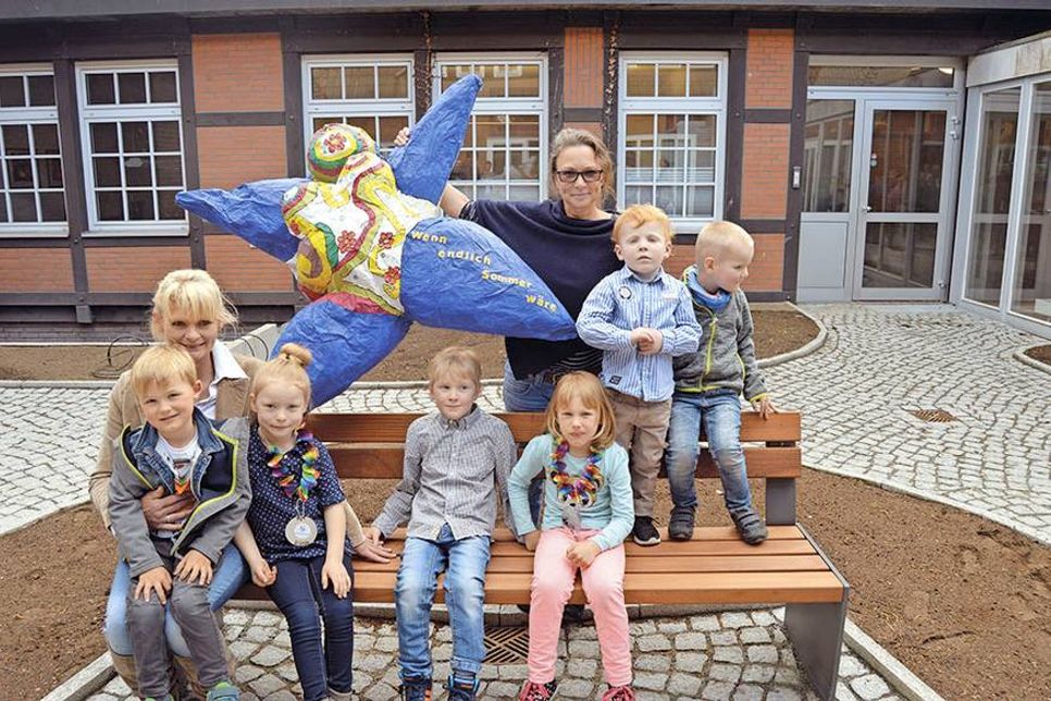 Mit ihrer Erzieherin Catja Carnam-Schumacher (l.) und Kunsttherapeutin Martine Blankenburg stellten sich die „Waldkinder“ zum Gruppenfoto auf. (Foto: Stefan Setje-Eilers)