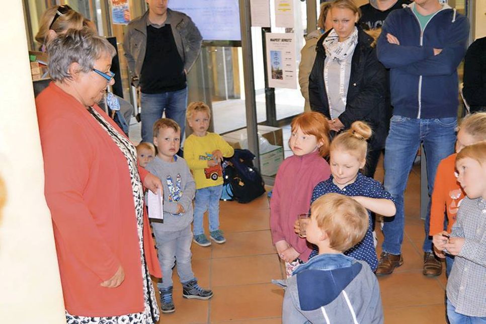 Ratekaus Bürgervorsteherin Gabriele Spiller nahm die Ausstellungseröffnung mit den kleinen Nachwuchskünstlern vor. (Foto: Stefan Setje-Eilers)