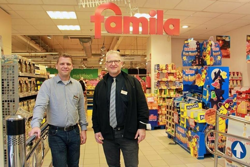 Der neue famila-Warenhausleiter Oliver Wagner (re.) mit seinem Vorgänger Mathias Affeldt.