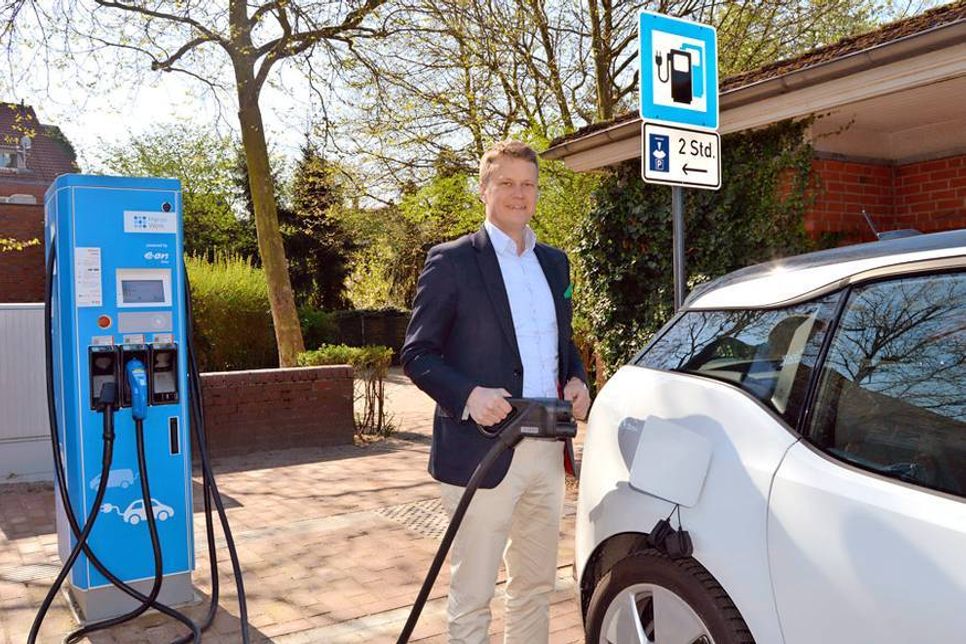 Bad Schwartaus Bürgermeister Uwe Brinkmann ist gleich einmal mit seinem E-Dienstwagen, einem „BMW i3“, zur Ladestation am Zentralparkplatz gekommen, um die Schnellladesäule zu testen.